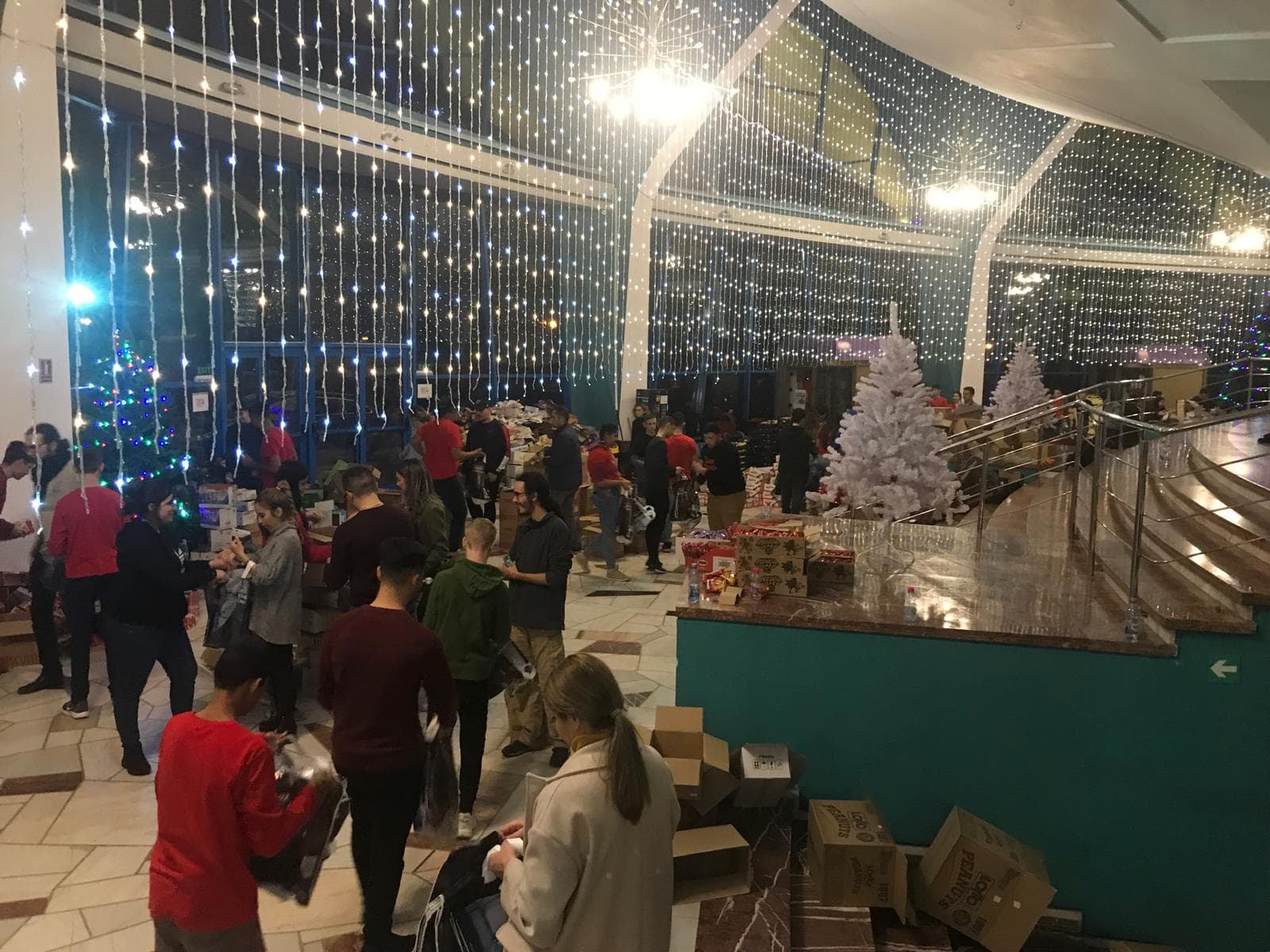 Voluntari OLMB în acțiune în cadrul unui eveniment de sărbători dedicat comunității